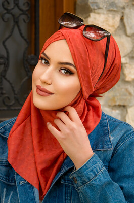 Kiremit Ponpon Çapraz Bantlı Medium Size Hijab - Hazır Şal - Thumbnail
