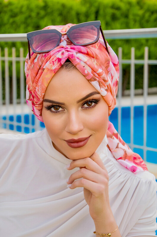 Mercan Bahar Çiçekli Tokalı Bone - Thumbnail