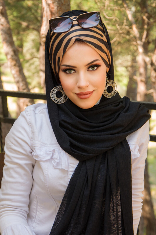Aişe Tesettür - Siyah Gold Zebra Desen Bone Hazır Şal